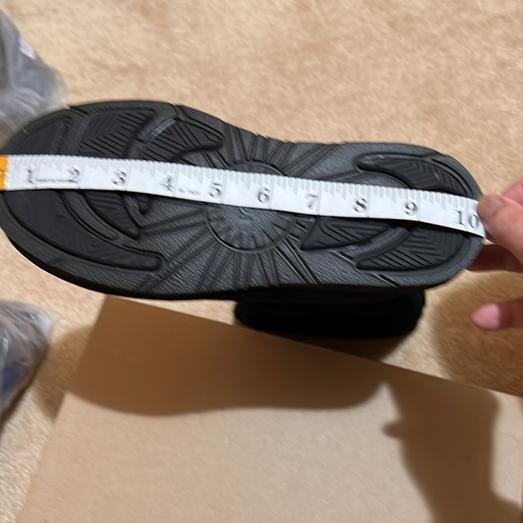 New in Box - UGG W Alber boot (US 7) - Picture 10 of 13